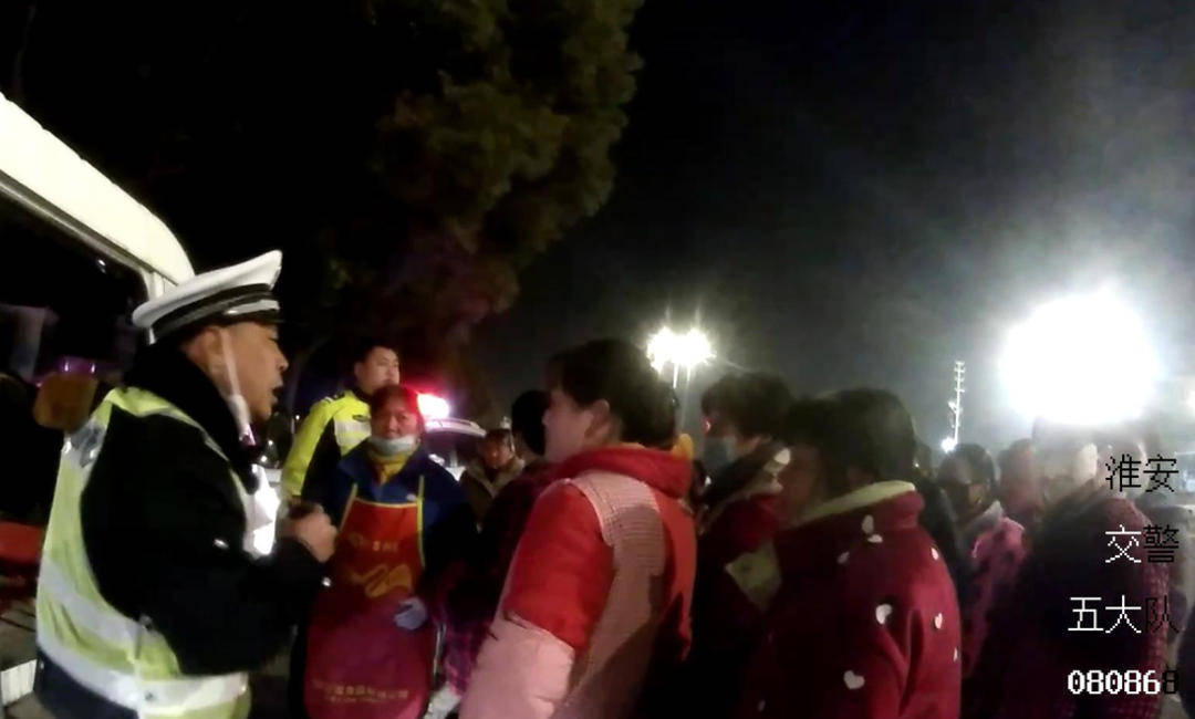 車輛超員11人<strong></p>
<p>園林綠化
</strong>，而且全都是園林綠化工人:園林綠化
